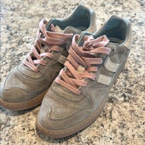 Stylish Sneakers with Pink Laces